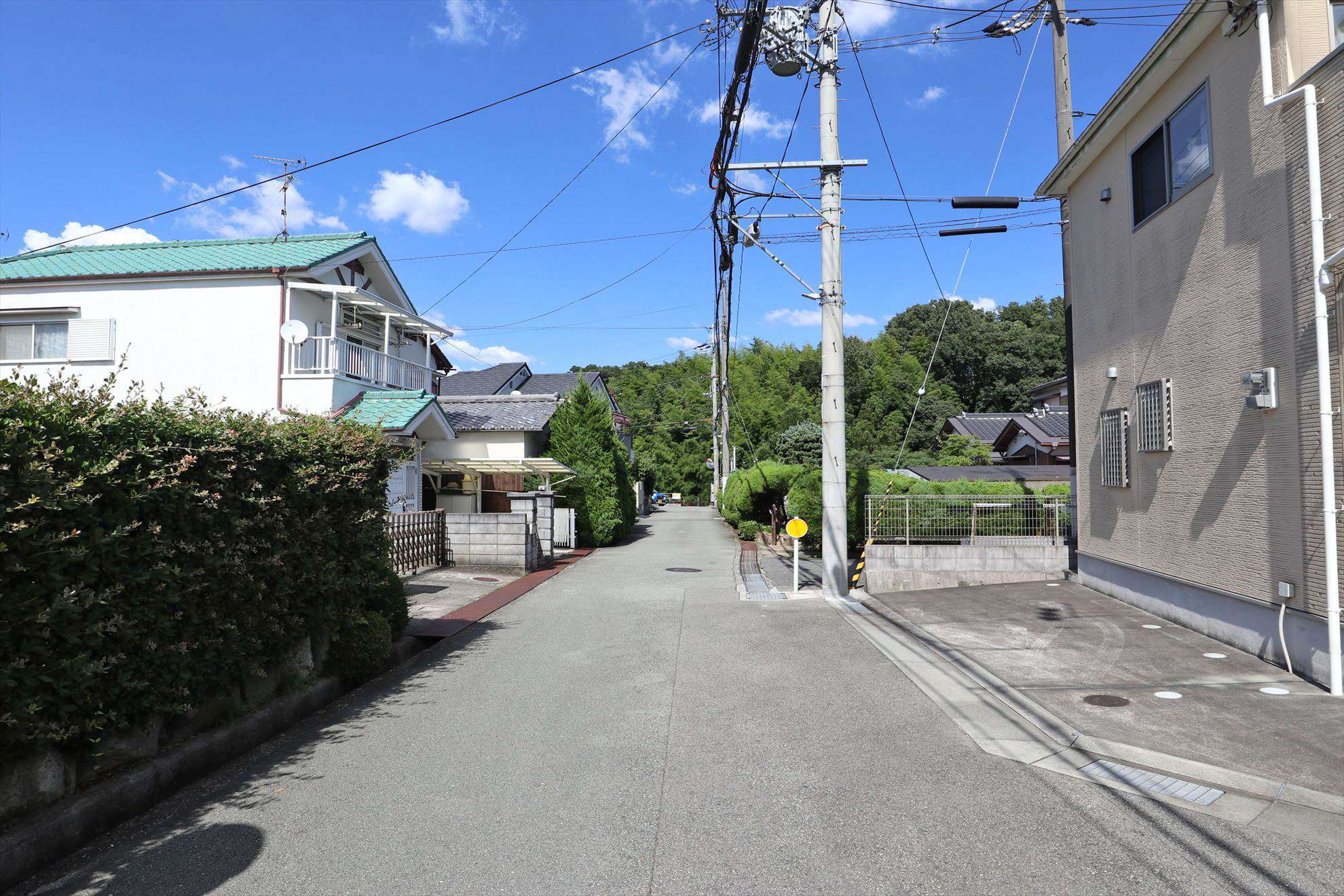 緑豊かな町並み。昔ながらの街路が多く、行き止まりもあります。