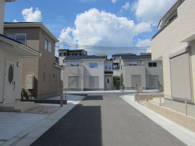 町の中央部を南方向から見た景色。現在でも住宅開発が行われている地域があります。