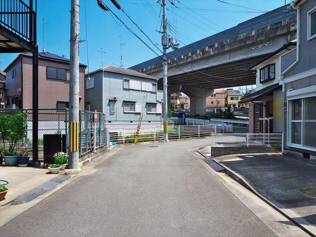町の南部を北西方向から見た景色。片側2車線の主要道路(県道12号線)の高架橋が通っています。