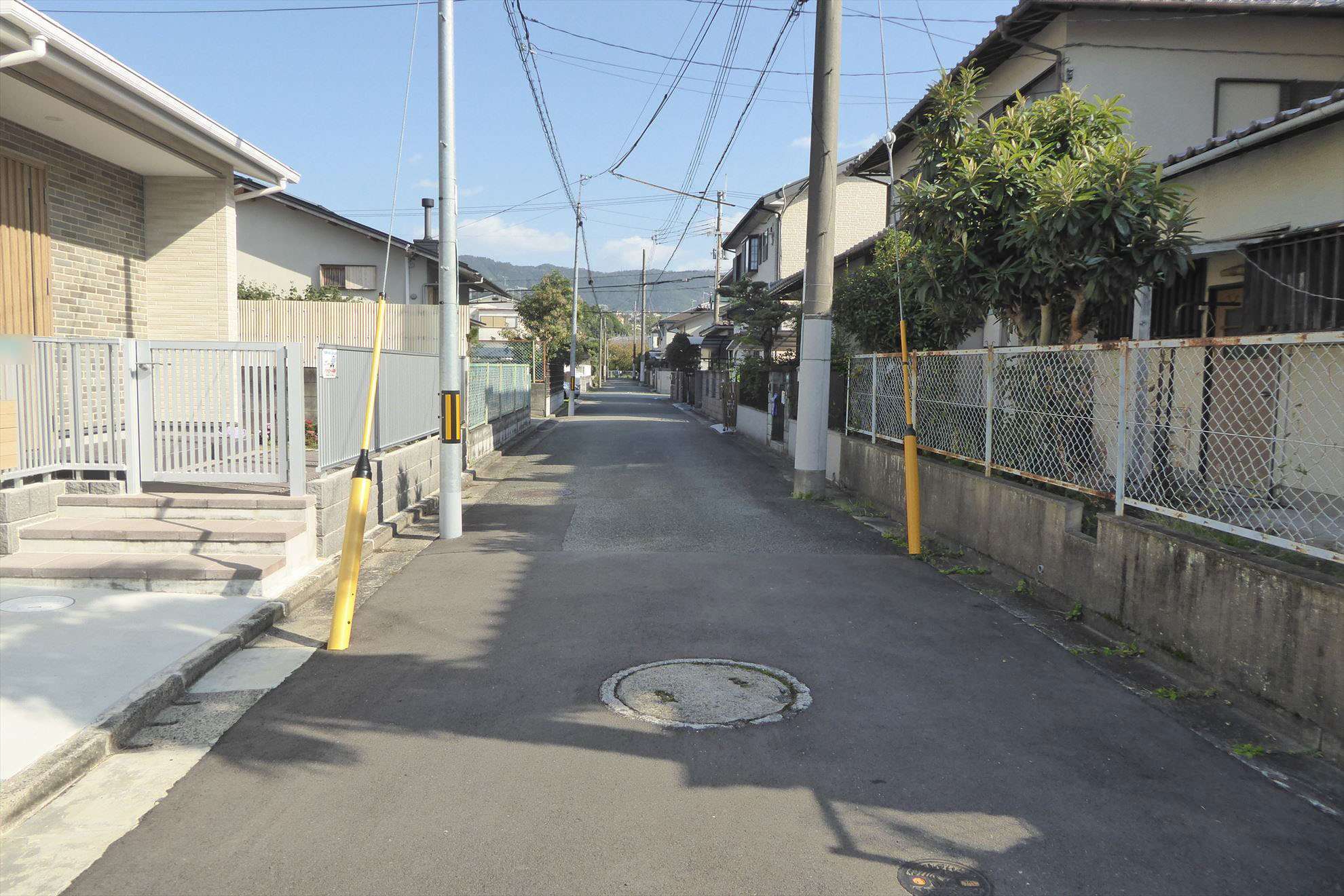 道幅が狭い街路沿いに一戸建てが並んでいます。