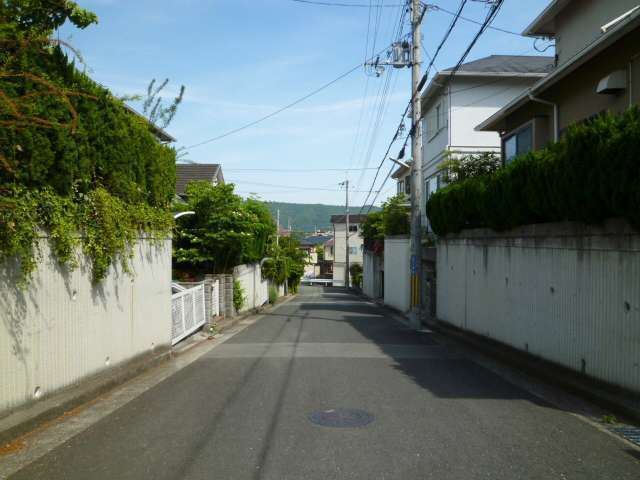 町の南西部を北西方向から見た景色。周囲より標高が高いため、猪名川の対岸にある山々を見渡せます。