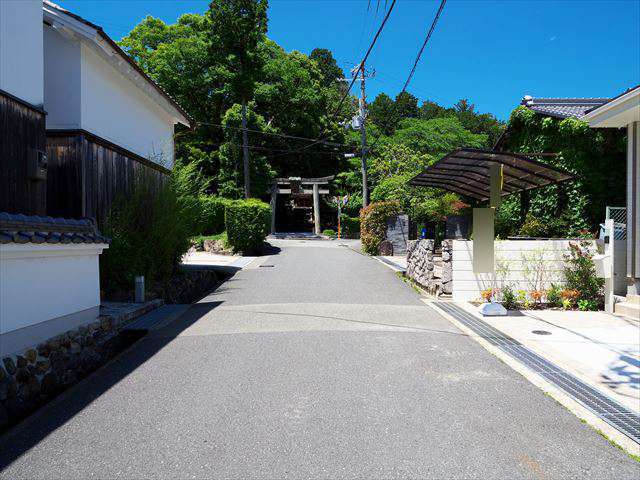 町の北部を南方向から見た景色。奥には『多太神社』があります。