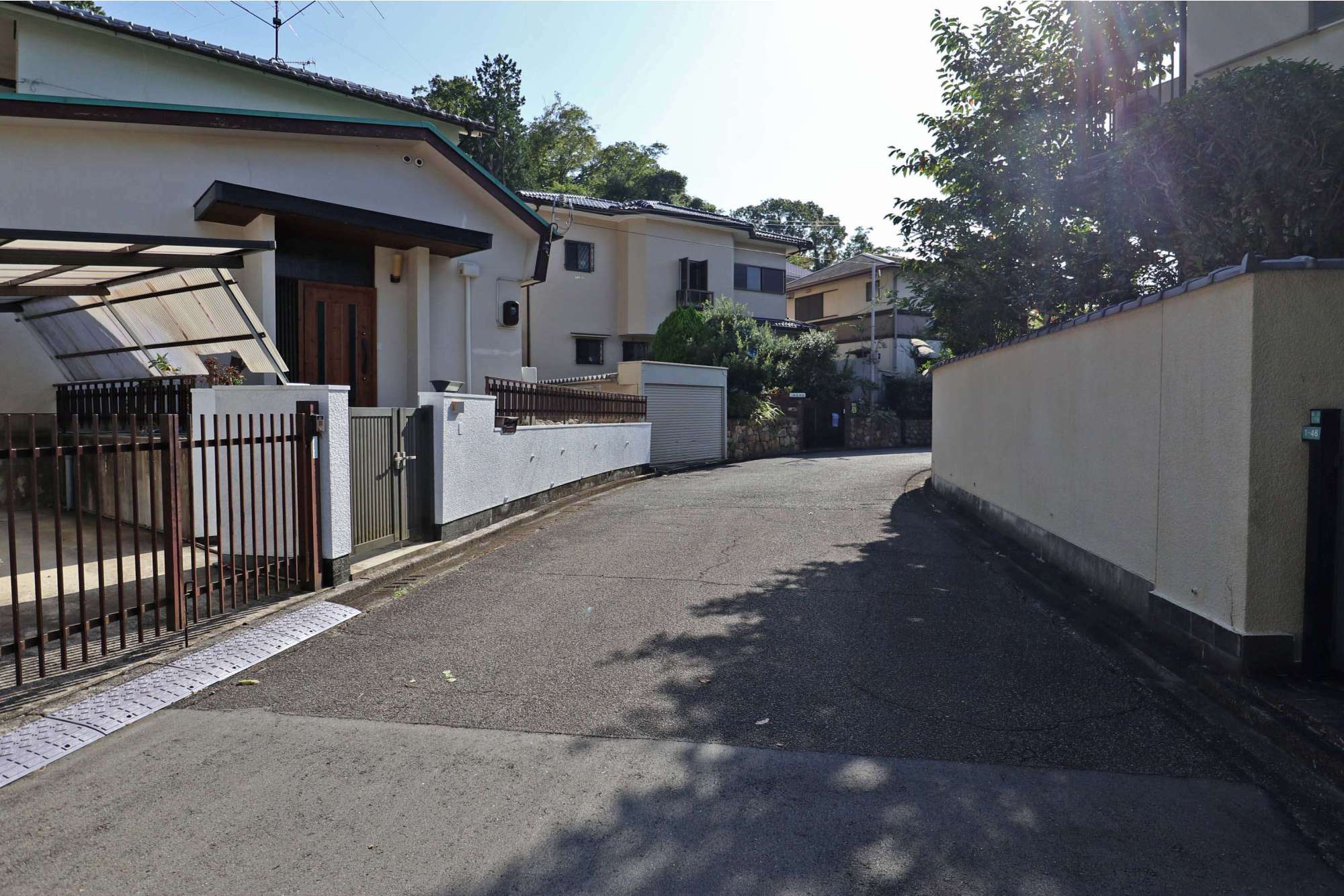 生垣や植栽のある家が多い緑豊かな住環境です。