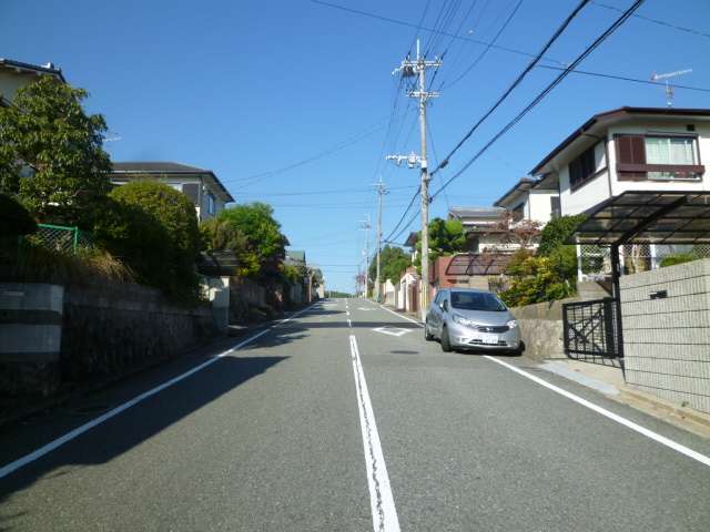 町の西端を走る主要道路。上り坂になっています。
