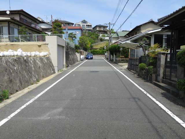 町の南部を南西方向から見た景色。段上に住宅が建っています。