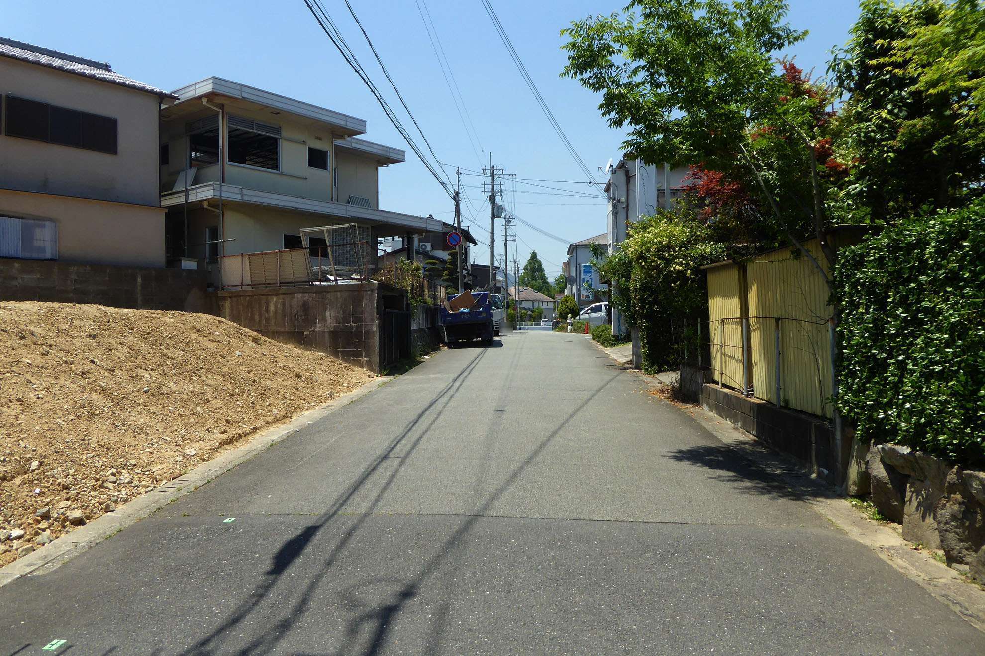 高台にあり、周辺はアップダウンのある地勢ですが、緑豊かで閑静な街並みが魅力です。