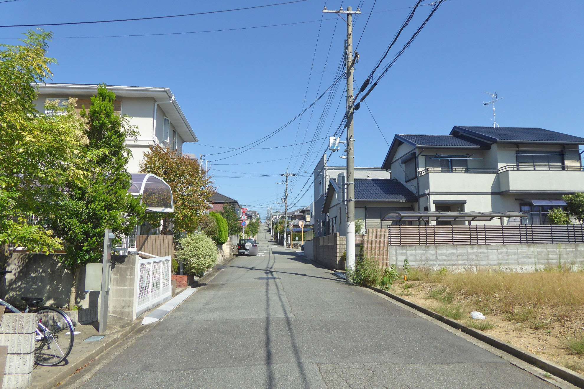 アップダウンのある地勢。一戸建てが中心に立ち並んでいます。