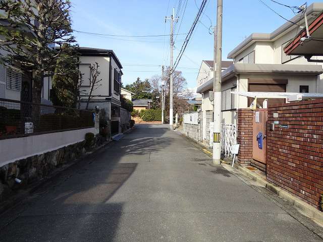 町の西部を南方向から見た景色。生垣や植栽のある家が多く見られます。