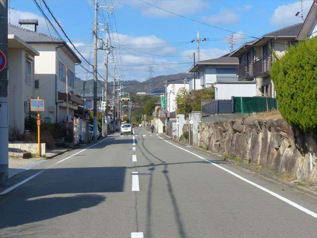 町の南部を東方向から見た景色。タウンの中は比較的平坦な道路が多いです。