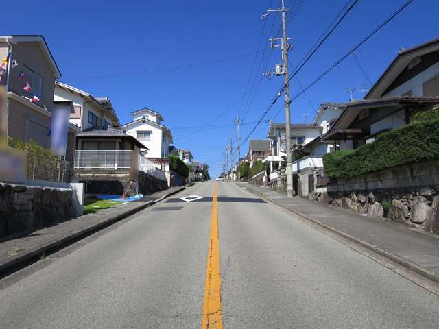 町の中央部を南北に通る主要道路。道幅が広く、両側に歩道が整備されています。