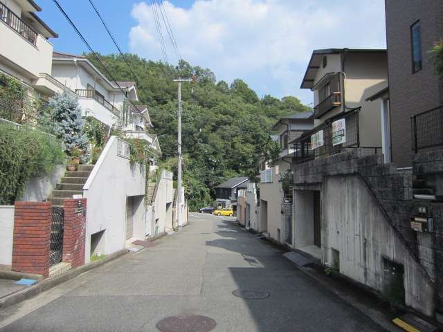 駅との高低差約45mの高台のため、坂道が多いですが、自然林に囲まれた緑豊かな印象の街並み。