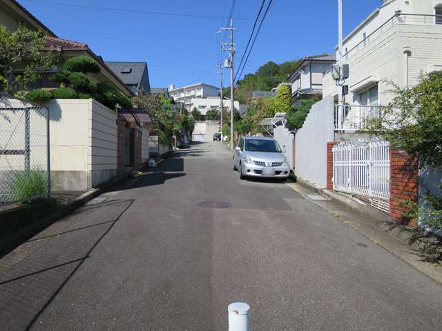ニュータウン内の区画の整った町。敷地の広い一戸建てが整然と立ち並んでいます。