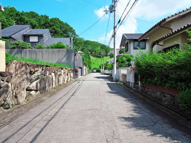 町中には生垣のある家が多く、静かな住環境が魅力です。