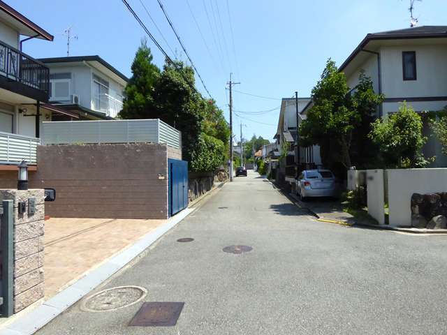 町の北東部を西方向から見た景色。直線的な街路沿いに一戸建てが整然と並んでいます。