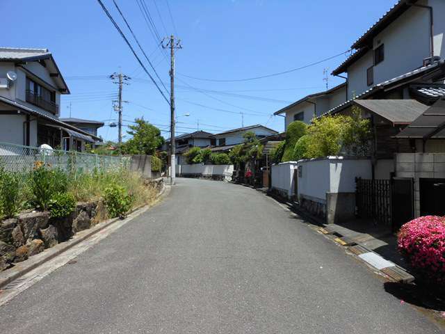 町の中央部を西方向から見た景色。緩やかな上り坂になっているところが多いです。