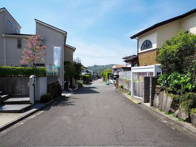 敷地の広い一戸建てが並んでいます。