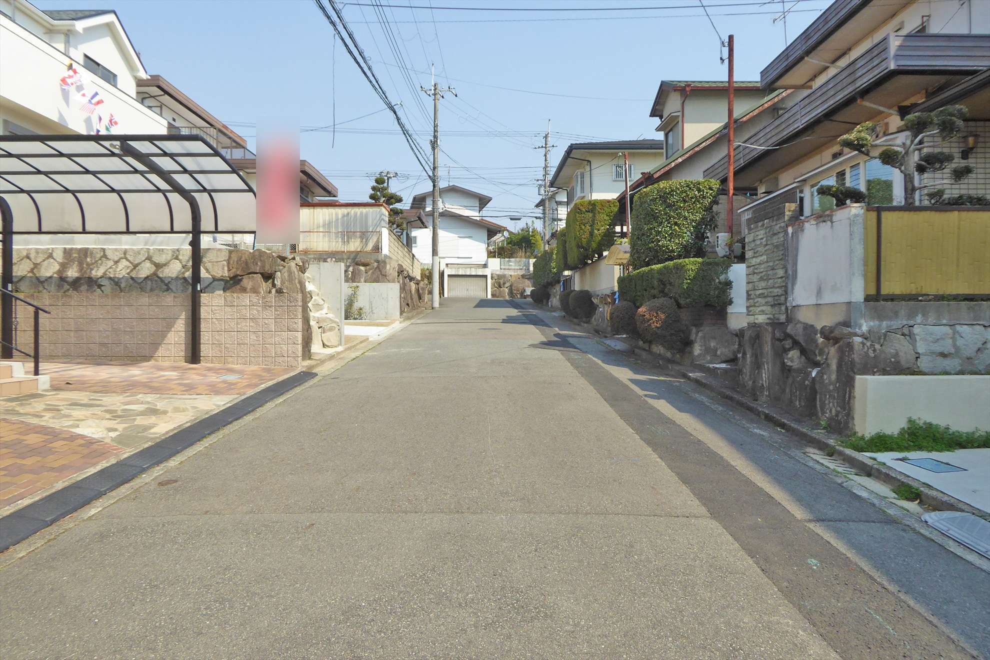敷地の広い一戸建てが並んでいます。