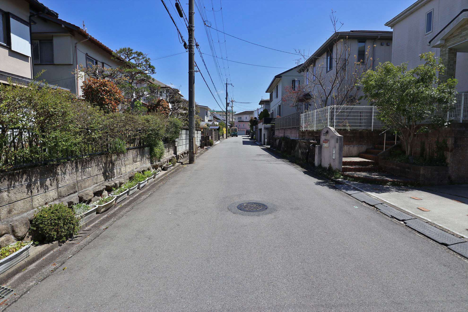 直線的な街路沿いに一戸建てが整然と並んでいます。