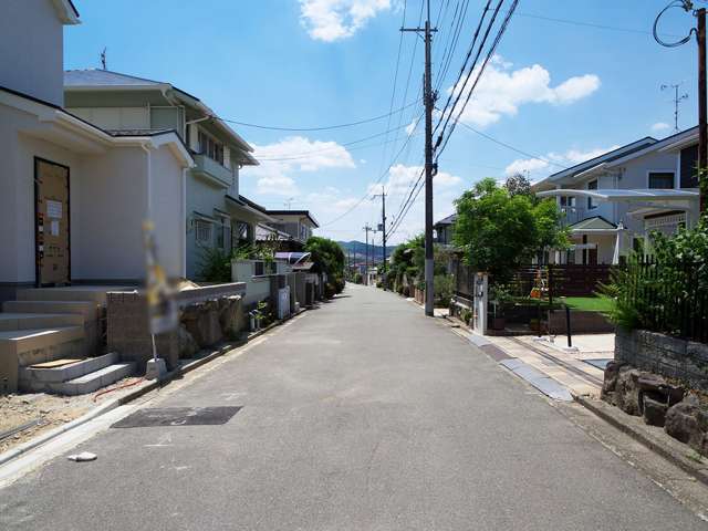 町の中央部を東方向から見た景色。緩やかな下り坂が続いています。