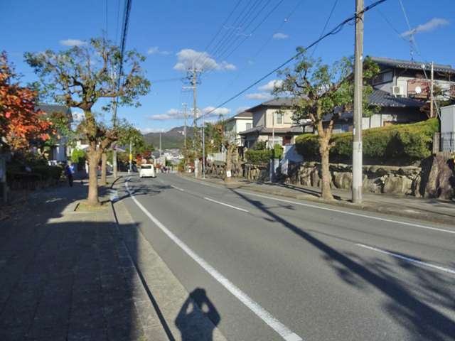 町の東端を通る主要道路。道幅が広く、両端には歩道や街路樹が整備されています。
