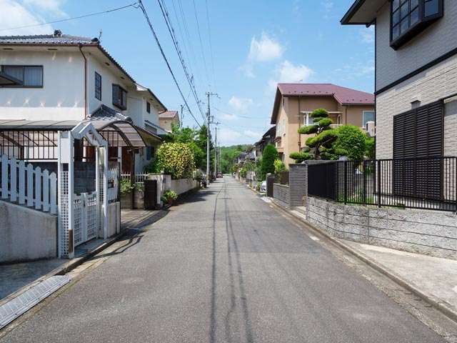 町の北西部を東方向から見た景色。道幅はやや狭いですが、区画の整った街路が広がっています。