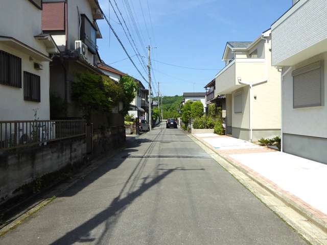 町の西部を東方向から見た景色。町のすぐ西側を猪名川の対岸には森林が広がっています。
