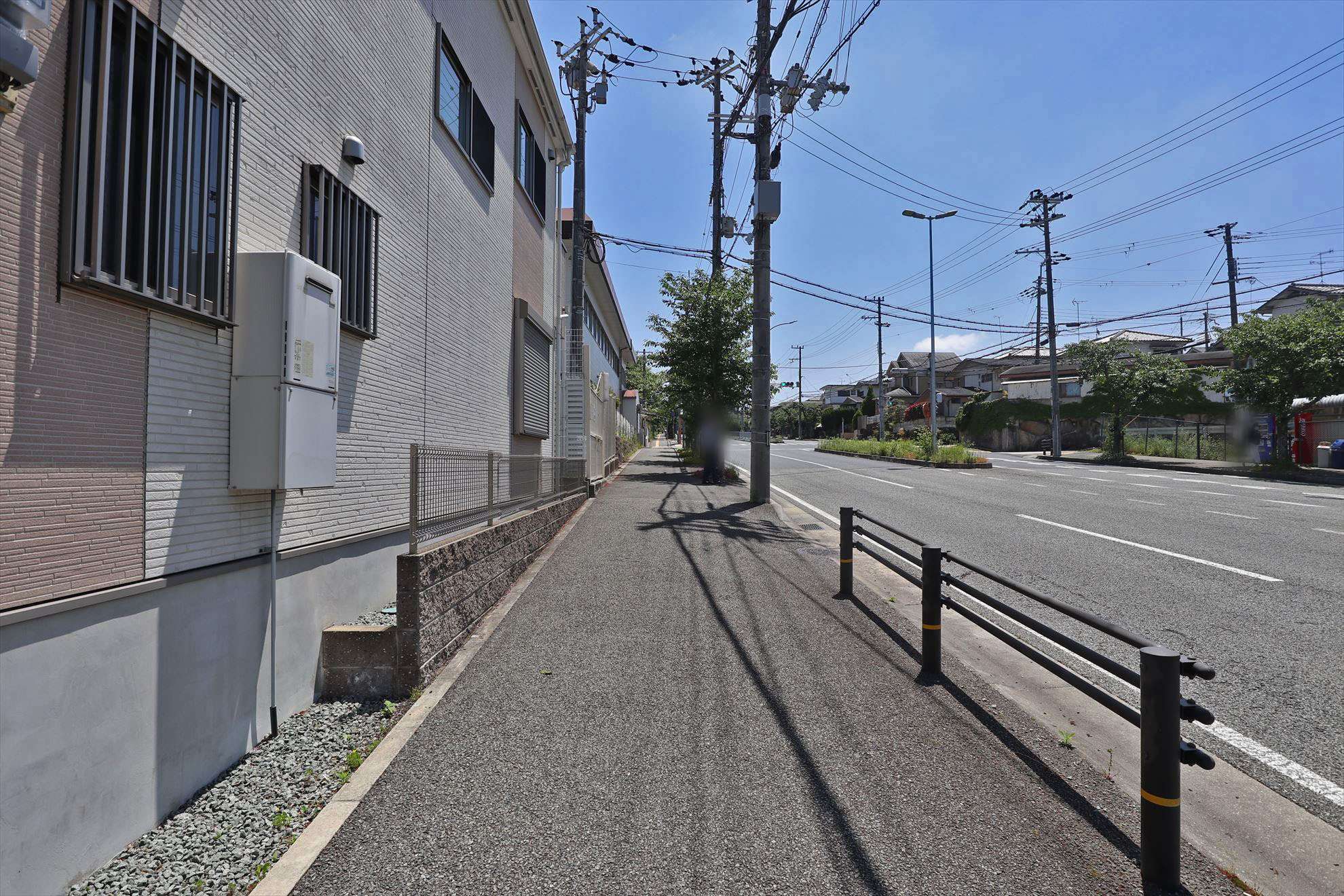 町の西側を大通りが通っています。