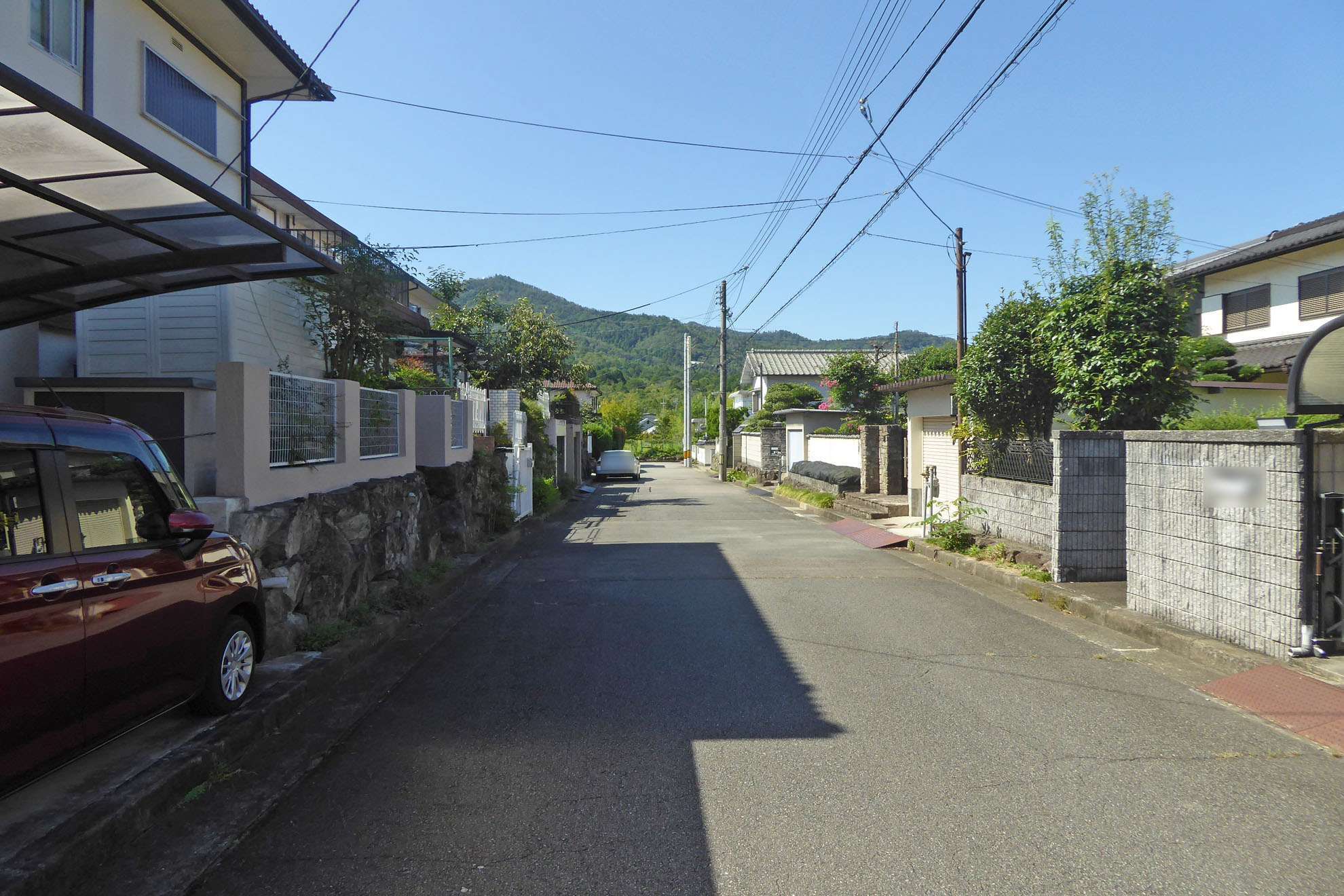 奥に山林を見渡すことができます。