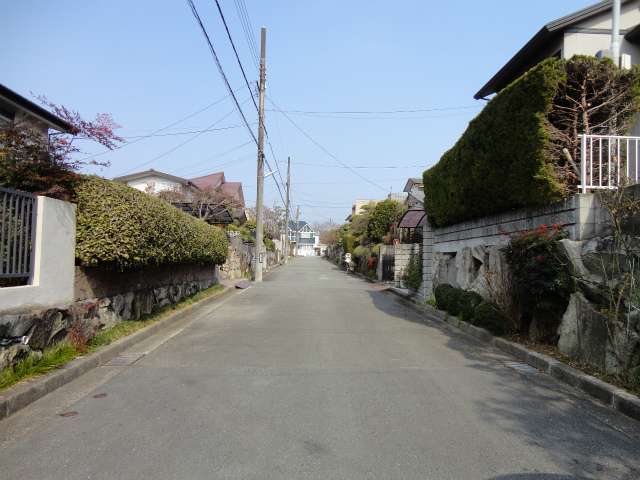 町の北部を南西方向から見た景色。生垣や植栽のある家屋が多いです。