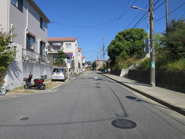 町の南西部を南方向から見た景色。区画が整った街路沿いに一戸建てが並んでいます。