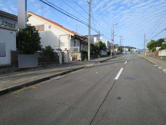 町の南西部を南西方向から見た景色。主要道路は道幅が広く、両端には歩道が整備されています。