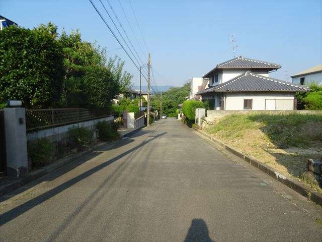 町の東部を西方向から見た景色。猪名川に向かうにつれて下り坂になっています。