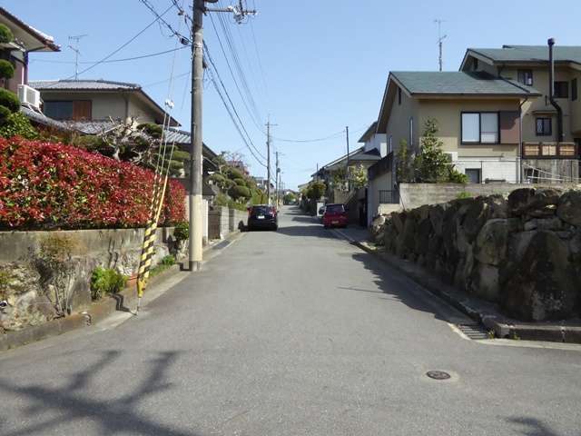 町の北部を北西方向から見た景色。道幅が広く直線的な街路沿いに一戸建てが並んでいます。