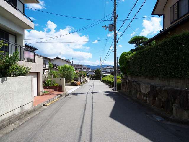 町の南部を西方向から見た景色。坂道沿いに一戸建てが多く並んでいます。