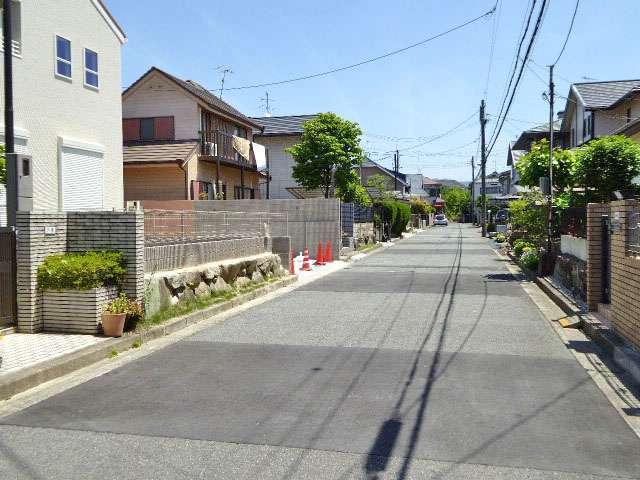 町の西部を西方向から見た景色。道幅が広く区画の整った街路沿いに一戸建てが並んでいます。