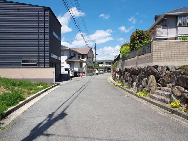 町の西部を南東方向から見た景色。緩やかな上り坂になっています。