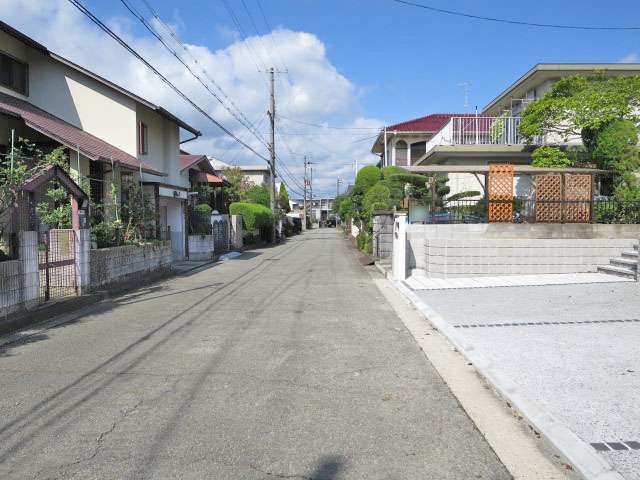 町の西部を南東側から見た景色。一戸建てが中心に並ぶ住宅地が中心です。