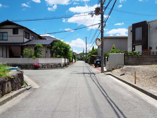町の西部を北方向から見た景色。生垣や植栽のある家が多い緑豊かな街並みです。