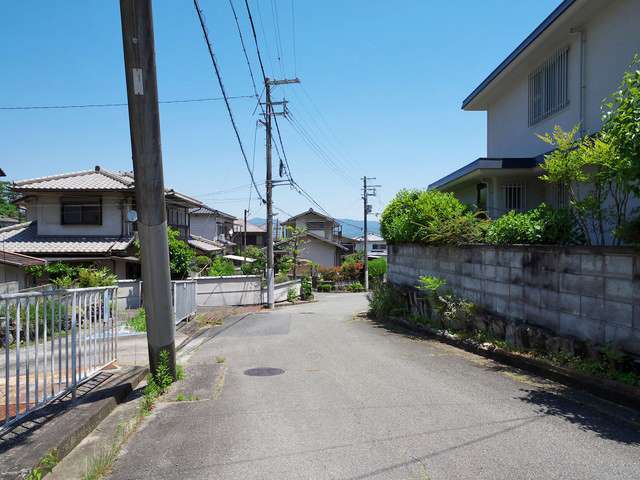 町の北西部を南西方向から見た景色。緩やかな坂道になっています。