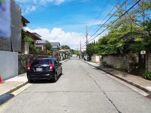 町の南西部を南方向から見た景色。街路は直線的で、遠くの景色がよく見えます。