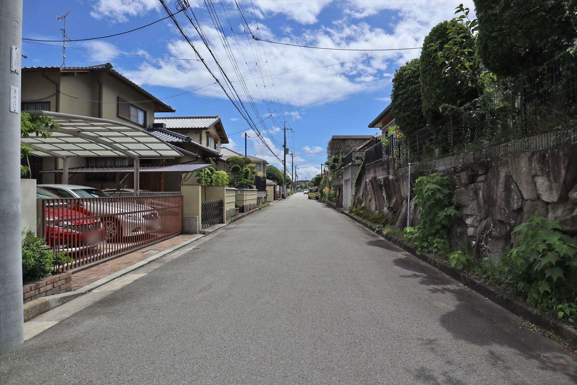 道幅が広く区画の整った街路沿いに敷地の広い一戸建てが並んでいます。