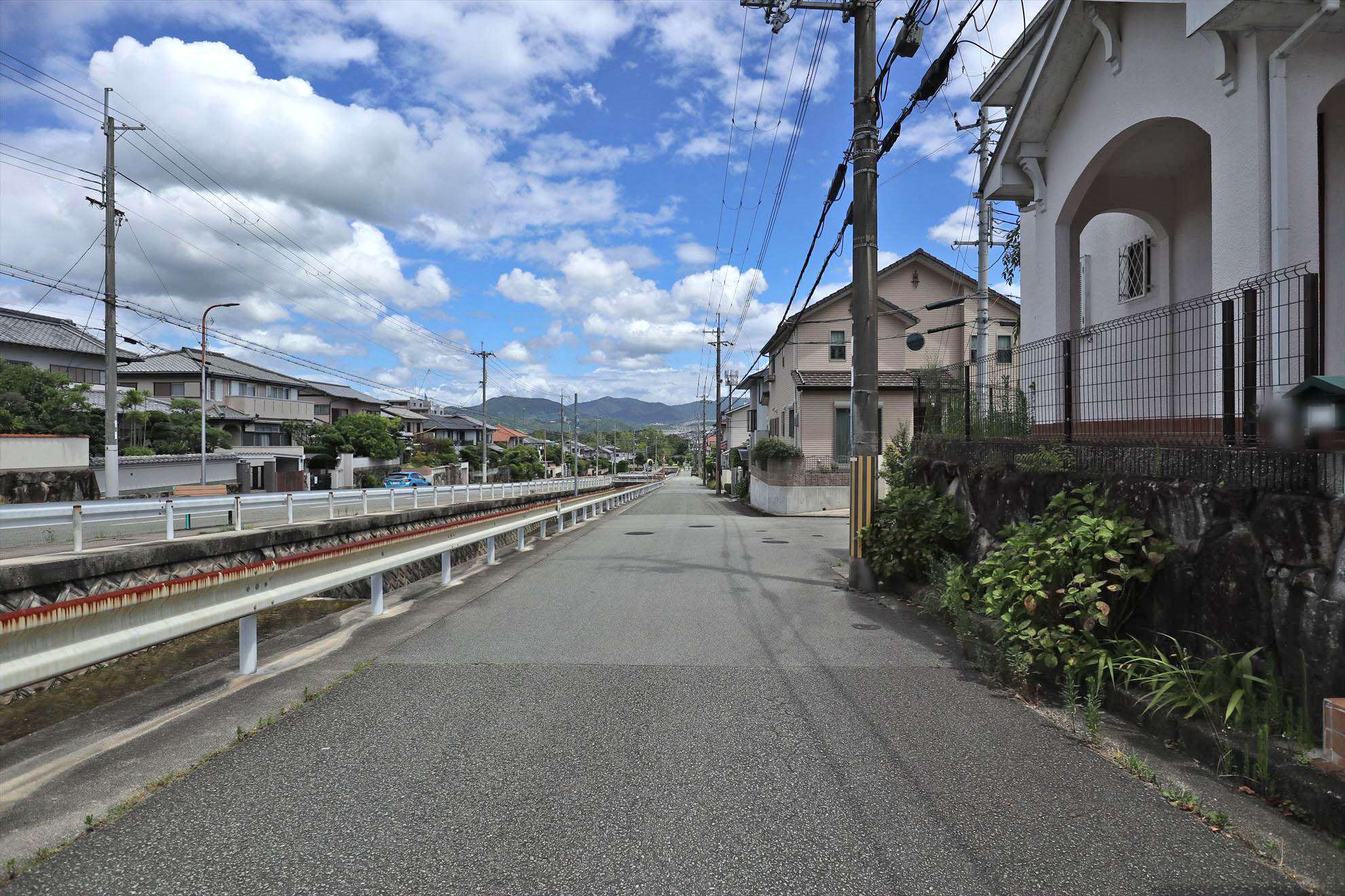 水路沿いに整然と一戸建てが立ち並んでいます。