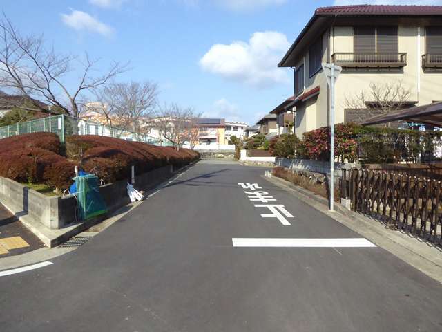 町の東部を南方向から見た景色。主要道路でなくても道幅が広いのが特徴です。