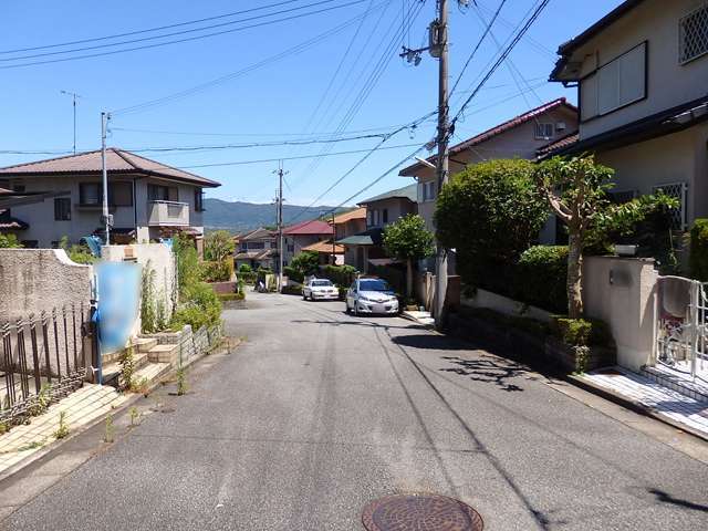 町の北部を西方向から見た景色。斜面地に一戸建てが並んでいます。