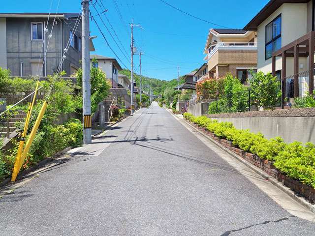 町の東部を南西方向から見た景色。街路は道幅が広く、緩やかな坂道になっています。