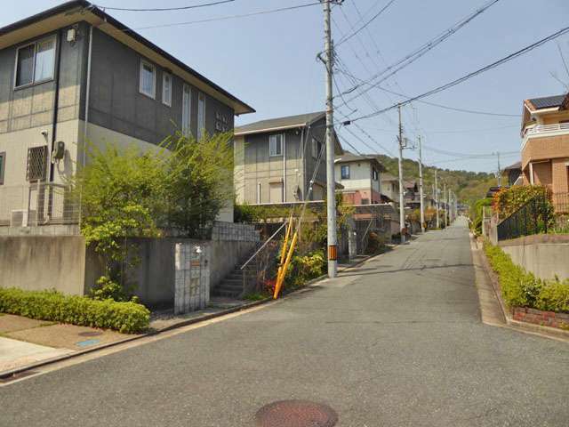 町の東部を南東方向から見た景色。一戸建てが多く並んでいます。