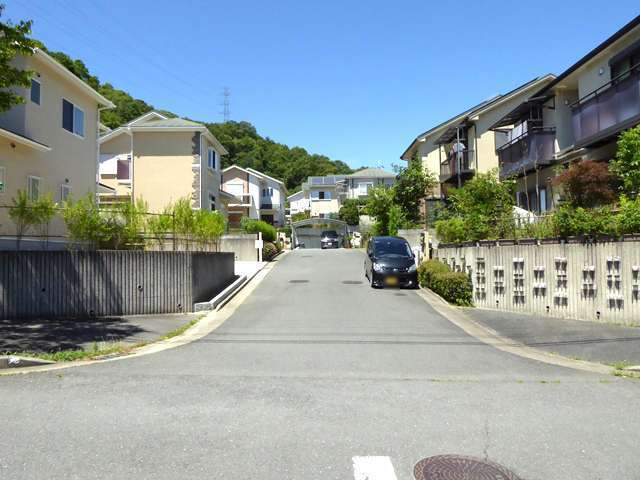 町の西部を南方向から見た景色。住宅地のすぐ背後まで山林が広がっています。