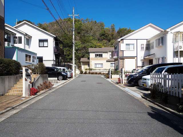 町の西部を南方向から見た景色。敷地の広い一戸建てが並んでいます。