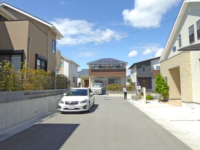 町の南西部を北西方向から見た景色。比較的新しい一戸建てが多く見られます。