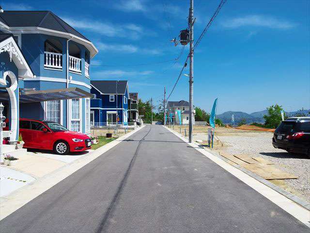 町の中央部を南西方向から見た景色。住宅開発が進んでいます。